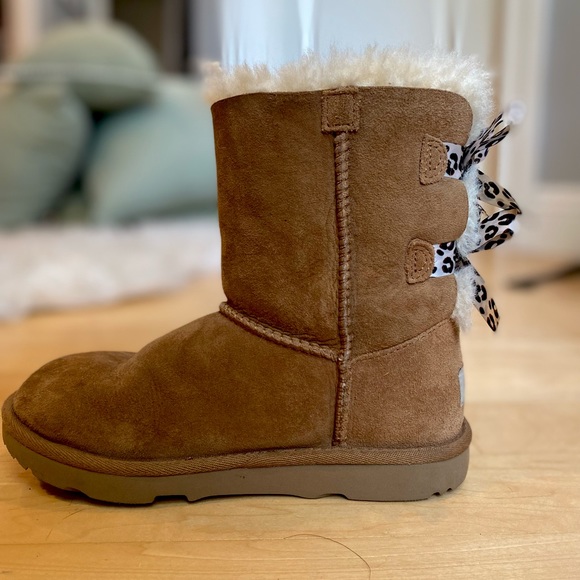 Kids UGG Bailey Bow Boot color Chestnut in size 3. The bows are Cheetah print. - Picture 3 of 5